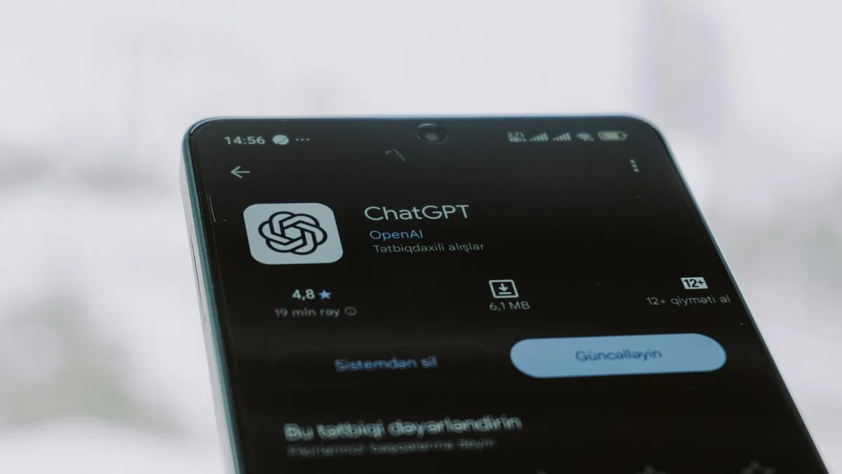 Smartphone affichant la fiche de l'application ChatGPT d'OpenAI dans une boutique d'applications